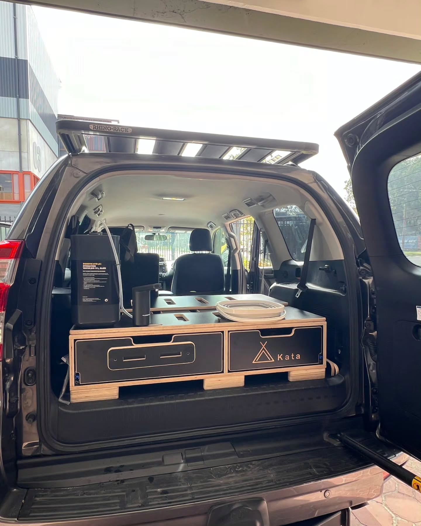 SUV conversion ready for adventure 🚐✨
Turn your Toyota Prado into the ultimate travel setup — practical, compact and built for the road ahead 🌍
• Waterproof material 💧
• 16mm laminated plywood 🪵
• Size: 200mm (H) x 1800mm (L) | 55kg
• Storage drawer with heavy-duty 90kg stainless steel runners
• Fully extended: 700mm 🔧
• Sliding bed: 1800mm → folds to 740mm 🛏️
• Kitchen drawer:
– Fits single burner (290 x 380mm) 🍳
– 700mm drawer space
– 400mm extended cooking area
Built for freedom. Designed for every adventure 💛
👉 Discover yours at katacamperbox.com
.
.
#toyotaprado #toyota #katacamperbox #kataprado #camperbox